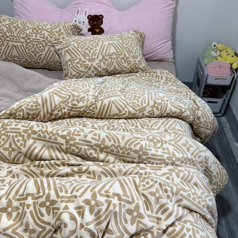 91家纺网 家纺一手货源 找家纺 莱茵 2023新款高克重牛奶绒雕花烂花简单款四件套 依丝克-卡其棕