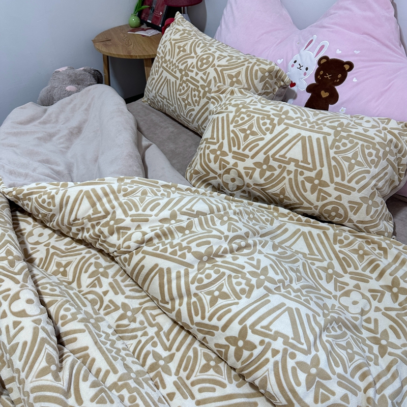 91家纺网 家纺一手货源 找家纺 莱茵 2023新款高克重牛奶绒雕花烂花简单款四件套 依丝克-卡其棕