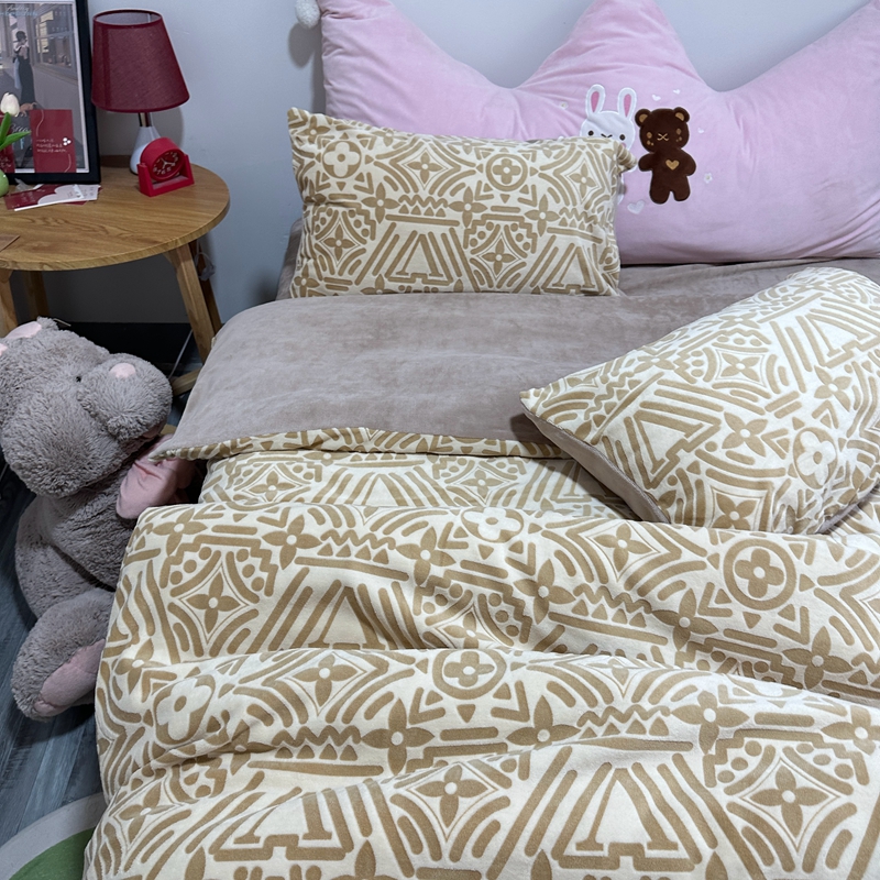 91家纺网 家纺一手货源 找家纺 莱茵 2023新款高克重牛奶绒雕花烂花简单款四件套 依丝克-卡其棕