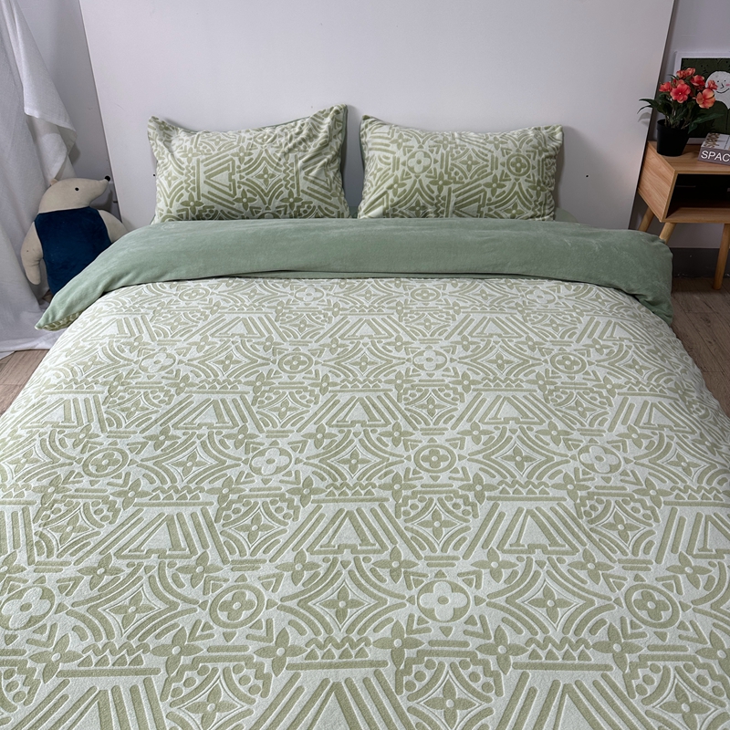 91家纺网 家纺一手货源 找家纺 莱茵 2023新款高克重牛奶绒雕花烂花简单款四件套 依丝克-苹果绿
