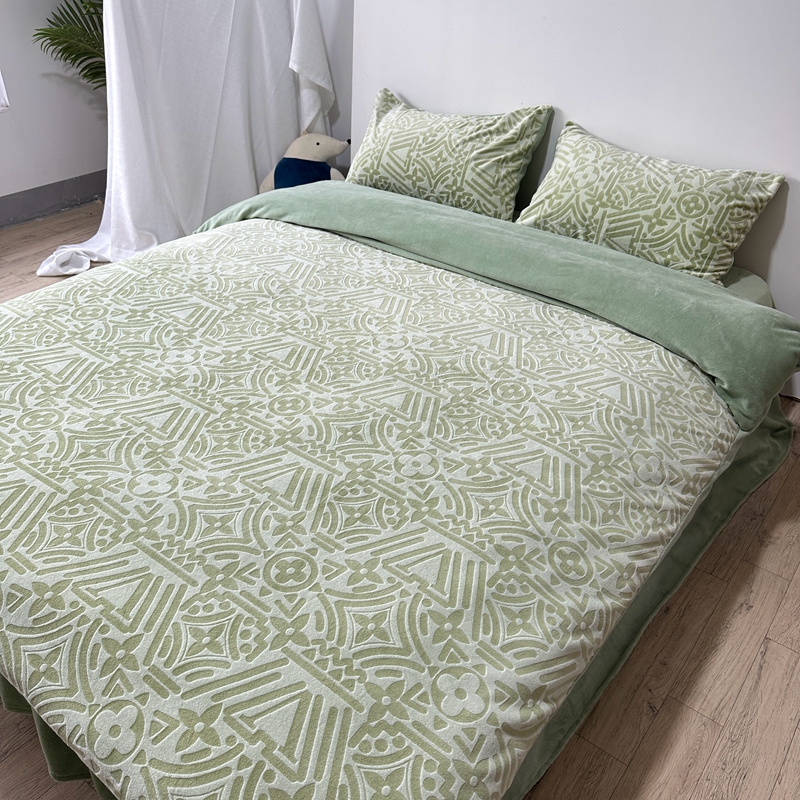91家纺网 家纺一手货源 找家纺 莱茵 2023新款高克重牛奶绒雕花烂花简单款四件套 依丝克-苹果绿