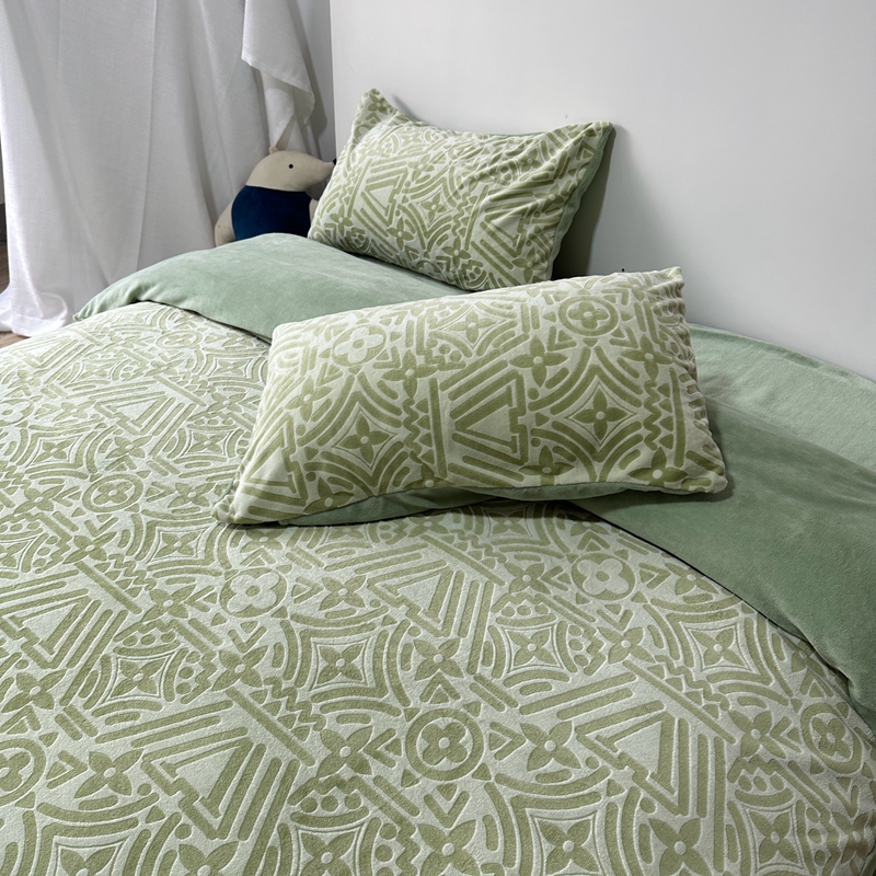91家纺网 家纺一手货源 找家纺 莱茵 2023新款高克重牛奶绒雕花烂花简单款四件套 依丝克-苹果绿