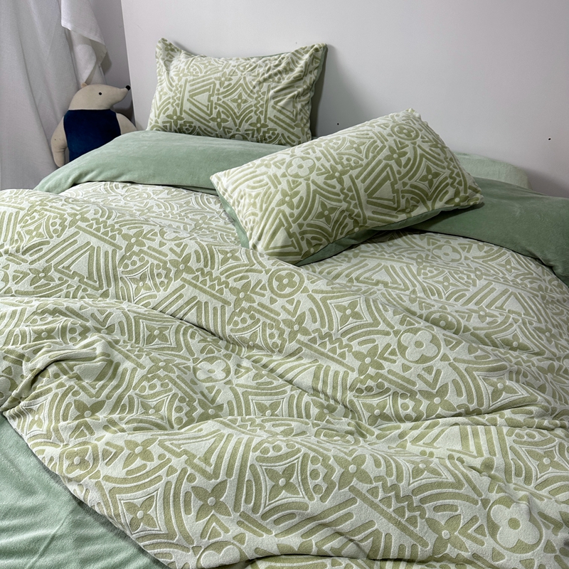 91家纺网 家纺一手货源 找家纺 莱茵 2023新款高克重牛奶绒雕花烂花简单款四件套 依丝克-苹果绿