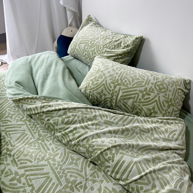 91家纺网 家纺一手货源 找家纺 莱茵 2023新款高克重牛奶绒雕花烂花简单款四件套 依丝克-苹果绿