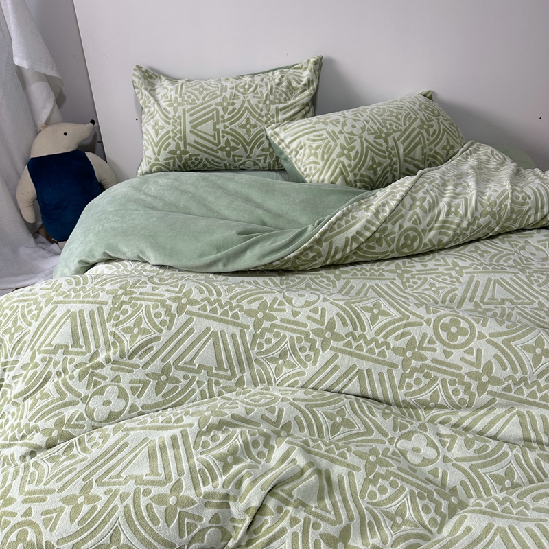 91家纺网 家纺一手货源 找家纺 莱茵 2023新款高克重牛奶绒雕花烂花简单款四件套 依丝克-苹果绿