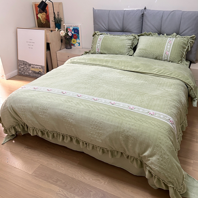 91家纺网 家纺一手货源 找家纺 芭比蔓 2024新款加厚牛奶绒雕花四件套--暖阳系列 果绿