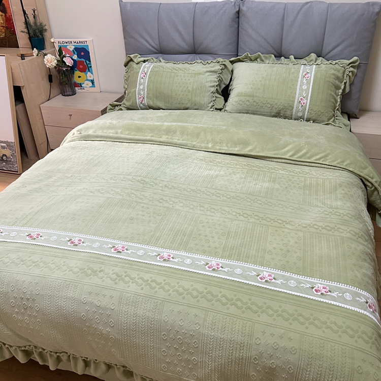 91家纺网 家纺一手货源 找家纺 芭比蔓 2024新款加厚牛奶绒雕花四件套--暖阳系列 果绿