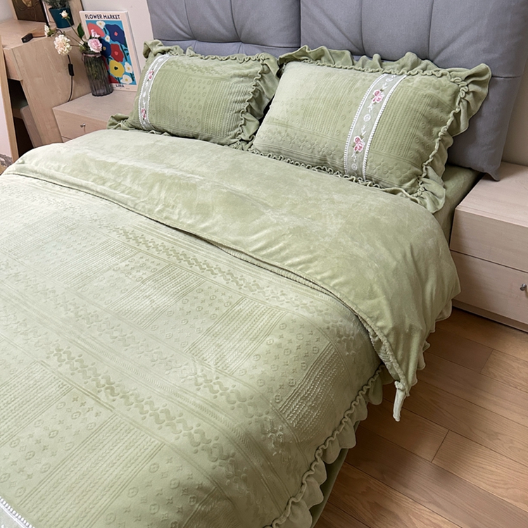 91家纺网 家纺一手货源 找家纺 芭比蔓 2024新款加厚牛奶绒雕花四件套--暖阳系列 果绿