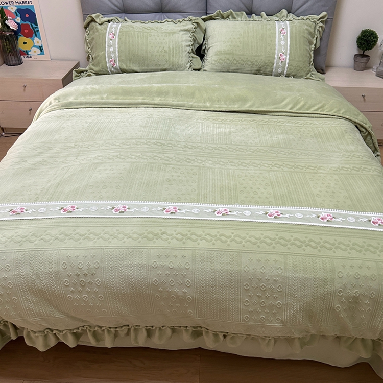 91家纺网 家纺一手货源 找家纺 芭比蔓 2024新款加厚牛奶绒雕花四件套--暖阳系列 果绿