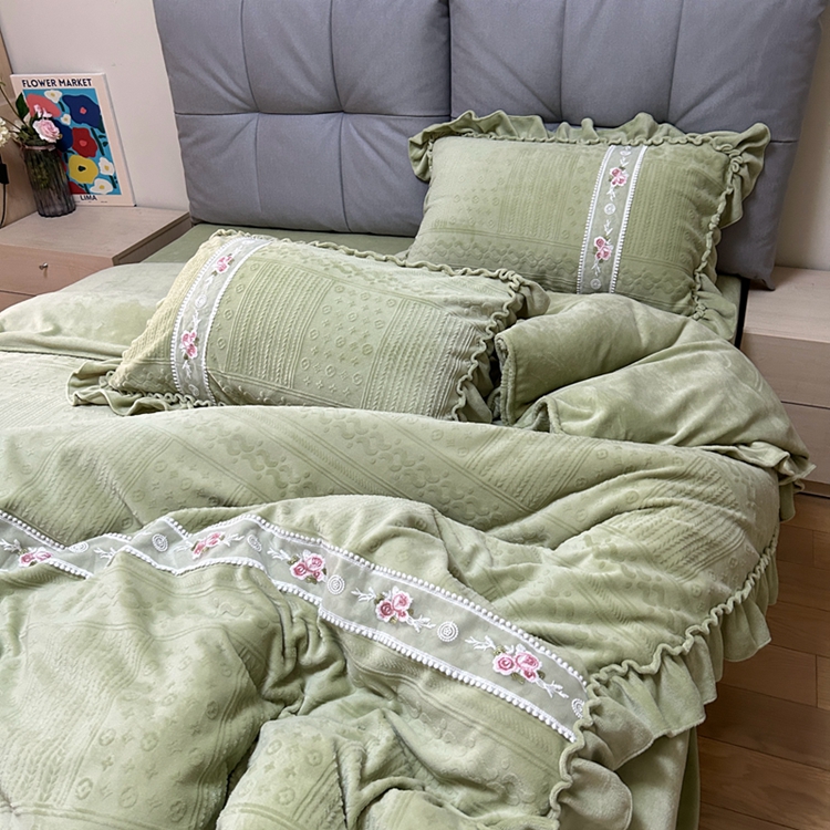 91家纺网 家纺一手货源 找家纺 芭比蔓 2024新款加厚牛奶绒雕花四件套--暖阳系列 果绿