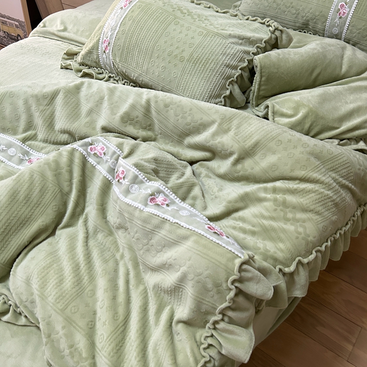 91家纺网 家纺一手货源 找家纺 芭比蔓 2024新款加厚牛奶绒雕花四件套--暖阳系列 果绿
