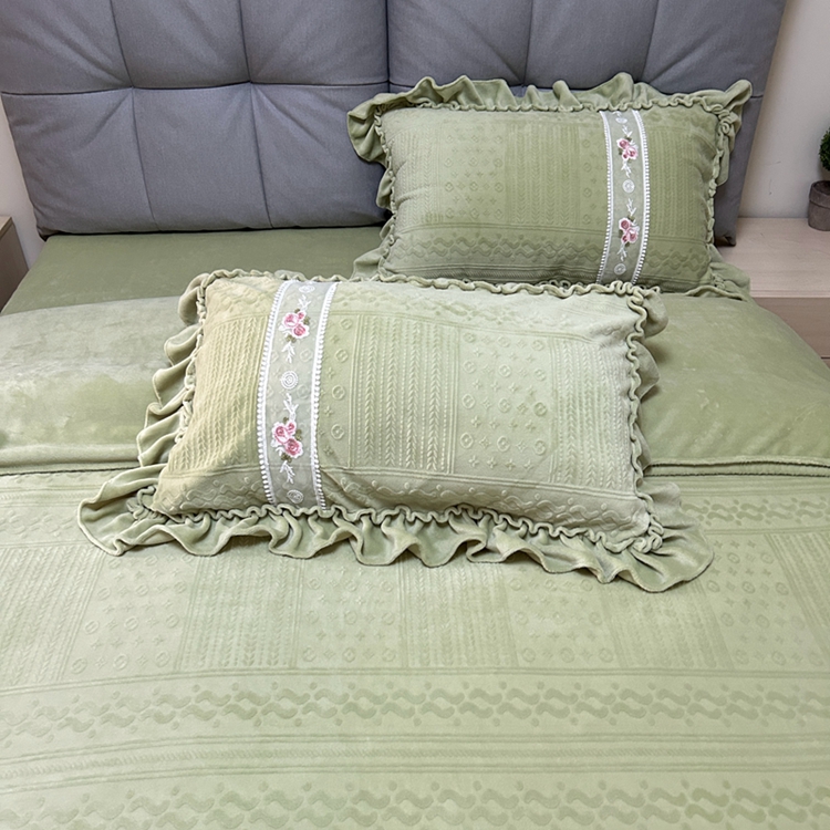 91家纺网 家纺一手货源 找家纺 芭比蔓 2024新款加厚牛奶绒雕花四件套--暖阳系列 果绿