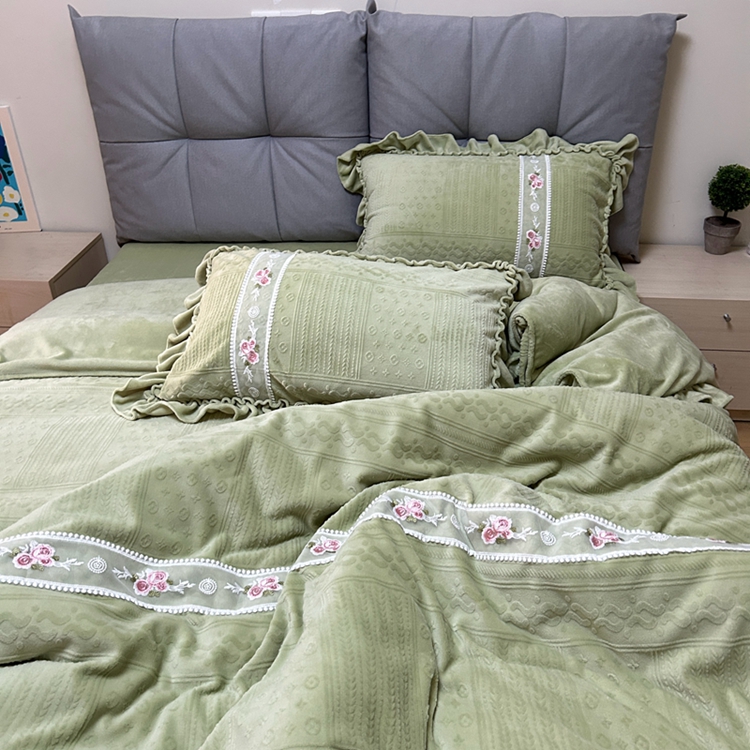 91家纺网 家纺一手货源 找家纺 芭比蔓 2024新款加厚牛奶绒雕花四件套--暖阳系列 果绿