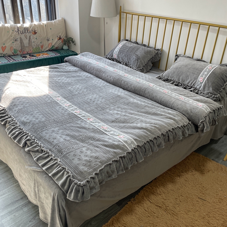 91家纺网 家纺一手货源 找家纺 芭比蔓 2024新款加厚牛奶绒雕花四件套--暖阳系列 高级灰