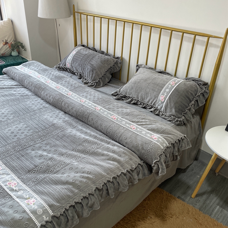 91家纺网 家纺一手货源 找家纺 芭比蔓 2024新款加厚牛奶绒雕花四件套--暖阳系列 高级灰