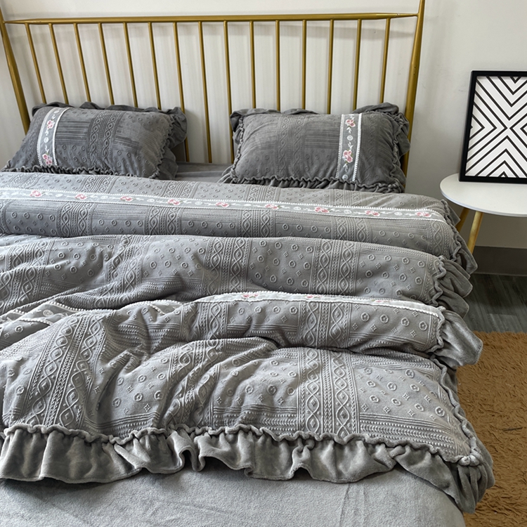 91家纺网 家纺一手货源 找家纺 芭比蔓 2024新款加厚牛奶绒雕花四件套--暖阳系列 高级灰