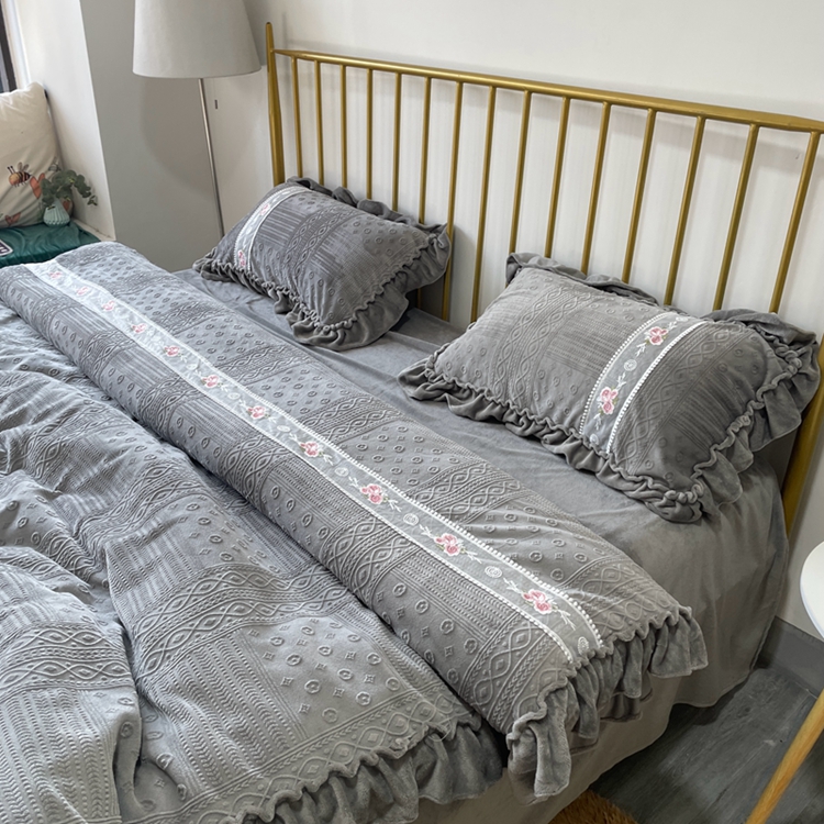91家纺网 家纺一手货源 找家纺 芭比蔓 2024新款加厚牛奶绒雕花四件套--暖阳系列 高级灰