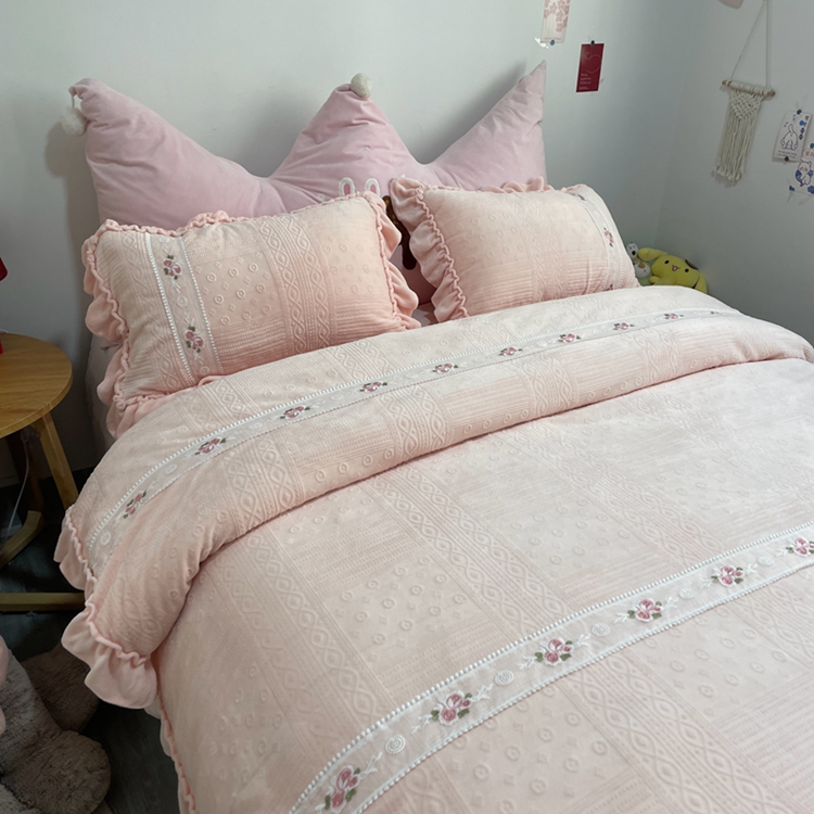 91家纺网 家纺一手货源 找家纺 芭比蔓 2024新款加厚牛奶绒雕花四件套--暖阳系列 少女粉