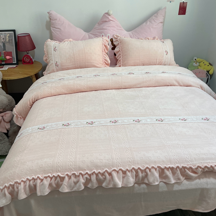 91家纺网 家纺一手货源 找家纺 芭比蔓 2024新款加厚牛奶绒雕花四件套--暖阳系列 少女粉