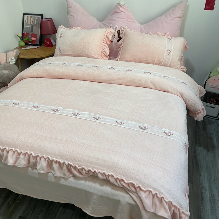 91家纺网 家纺一手货源 找家纺 芭比蔓 2024新款加厚牛奶绒雕花四件套--暖阳系列 少女粉