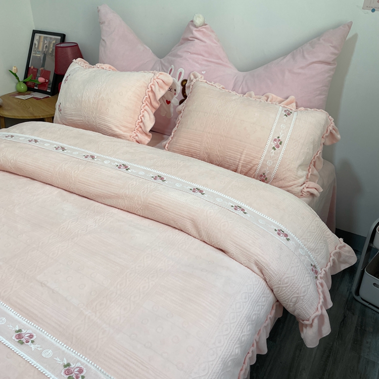 91家纺网 家纺一手货源 找家纺 芭比蔓 2024新款加厚牛奶绒雕花四件套--暖阳系列 少女粉