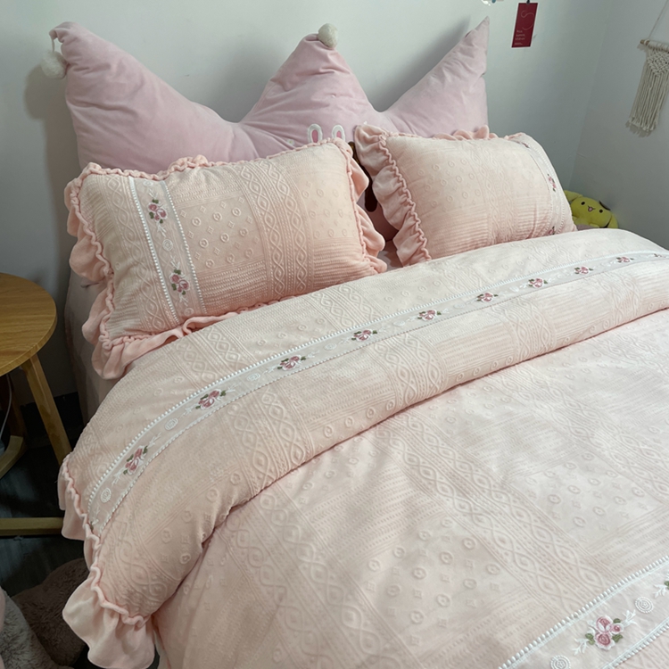 91家纺网 家纺一手货源 找家纺 芭比蔓 2024新款加厚牛奶绒雕花四件套--暖阳系列 少女粉