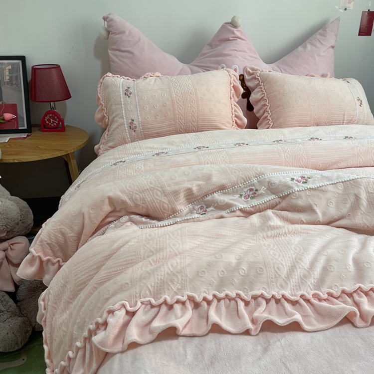 91家纺网 家纺一手货源 找家纺 芭比蔓 2024新款加厚牛奶绒雕花四件套--暖阳系列 少女粉