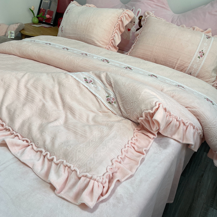 91家纺网 家纺一手货源 找家纺 芭比蔓 2024新款加厚牛奶绒雕花四件套--暖阳系列 少女粉