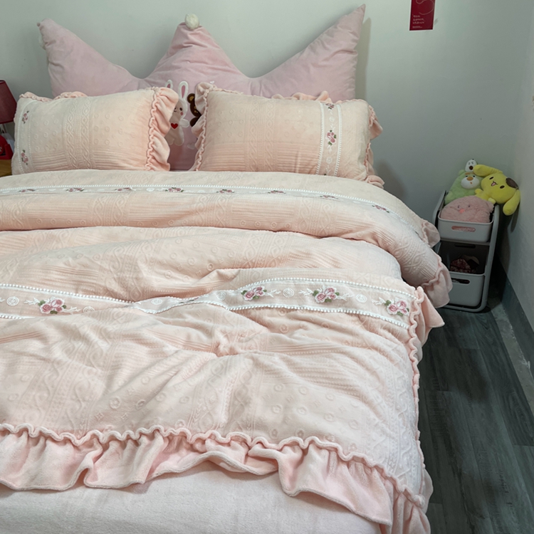 91家纺网 家纺一手货源 找家纺 芭比蔓 2024新款加厚牛奶绒雕花四件套--暖阳系列 少女粉