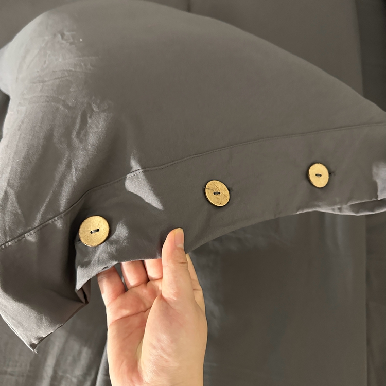 91家纺网 家纺一手货源 找家纺 纽扣款INS无印风四件套小竺棉日式云柔水洗棉轻奢高级床单款无印风纽扣款