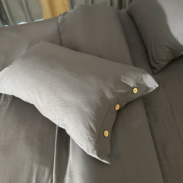 91家纺网 家纺一手货源 找家纺 yyds网供 2024新款纽扣款无印风四件套非全棉纯棉日式水洗棉三件套轻奢INS风（含买家秀） 银幽灰-无印风纽扣款