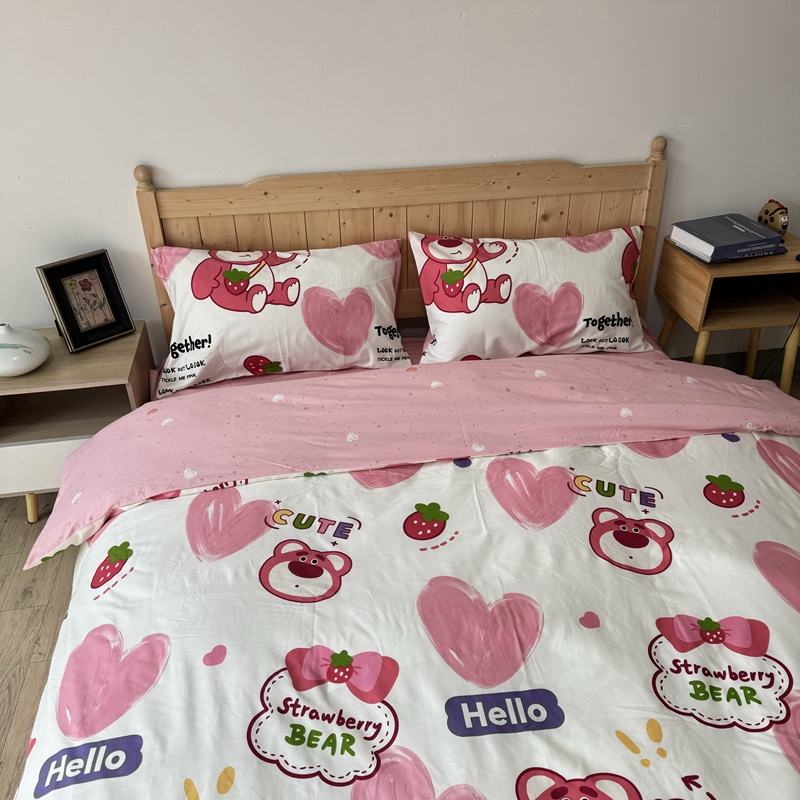 91家纺网 家纺一手货源 找家纺 清雅福 2024新款全棉13372小清新四件套-第三季 爱心草莓熊