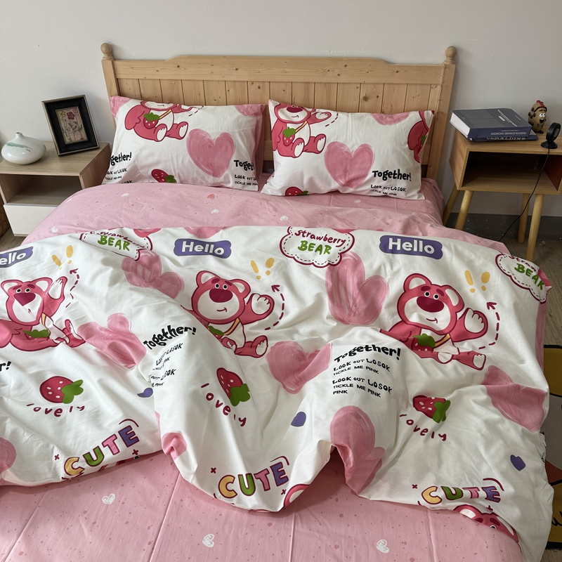 91家纺网 家纺一手货源 找家纺 清雅福 2024新款全棉13372小清新四件套-第三季 爱心草莓熊