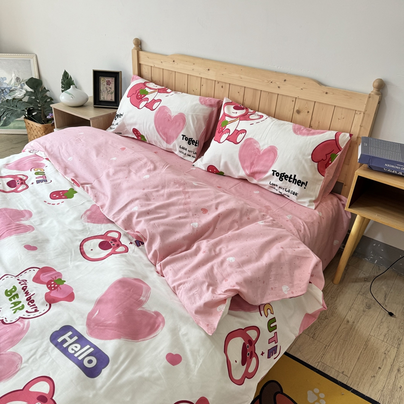 91家纺网 家纺一手货源 找家纺 清雅福 2024新款全棉13372小清新四件套-第三季 爱心草莓熊