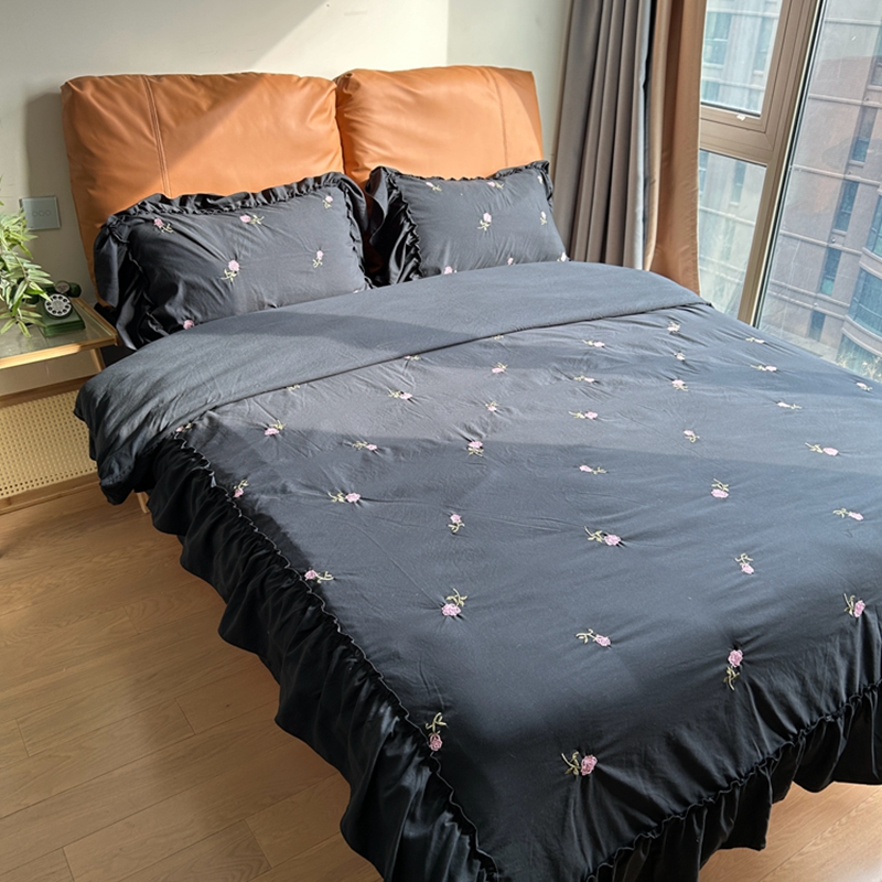 91家纺网 家纺一手货源 找家纺 （总）你好美丽 2025新款水洗棉满版刺绣大宽花边款四件套-花季