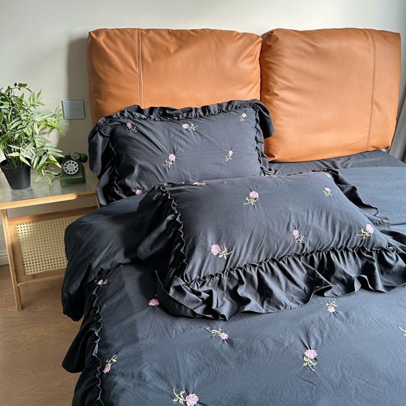 91家纺网 家纺一手货源 找家纺 你好美丽 2025新款水洗棉满版刺绣大宽花边款四件套-花季 花季黑满版