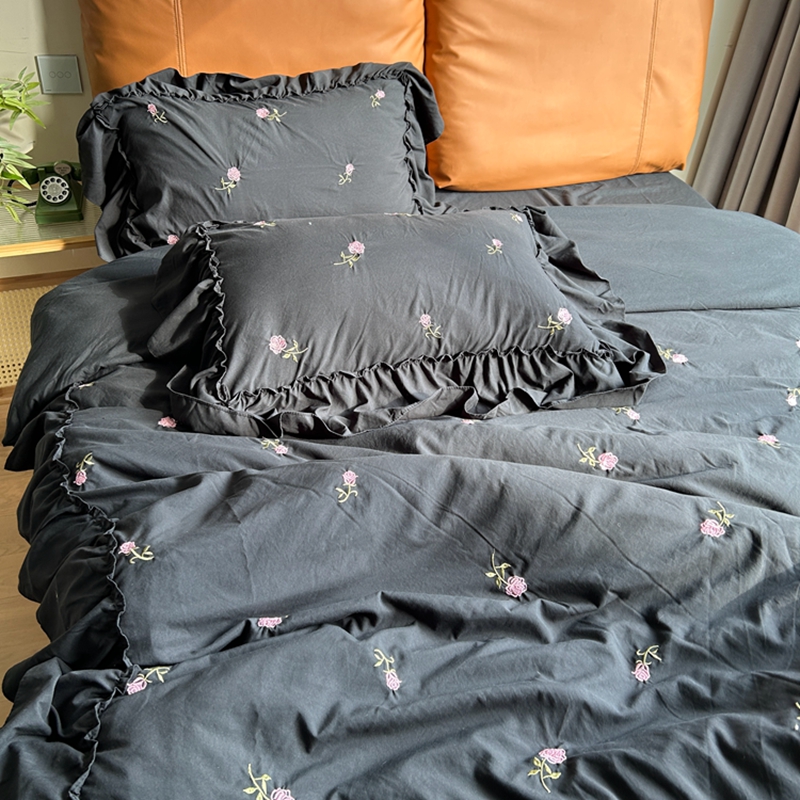 91家纺网 家纺一手货源 找家纺 你好美丽 2025新款水洗棉满版刺绣大宽花边款四件套-花季 花季黑满版