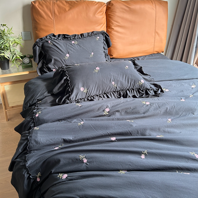 91家纺网 家纺一手货源 找家纺 你好美丽 2025新款水洗棉满版刺绣大宽花边款四件套-花季 花季黑满版