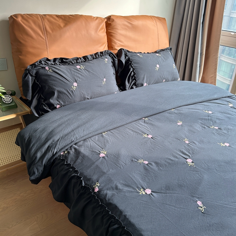 91家纺网 家纺一手货源 找家纺 你好美丽 2025新款水洗棉满版刺绣大宽花边款四件套-花季 花季黑满版