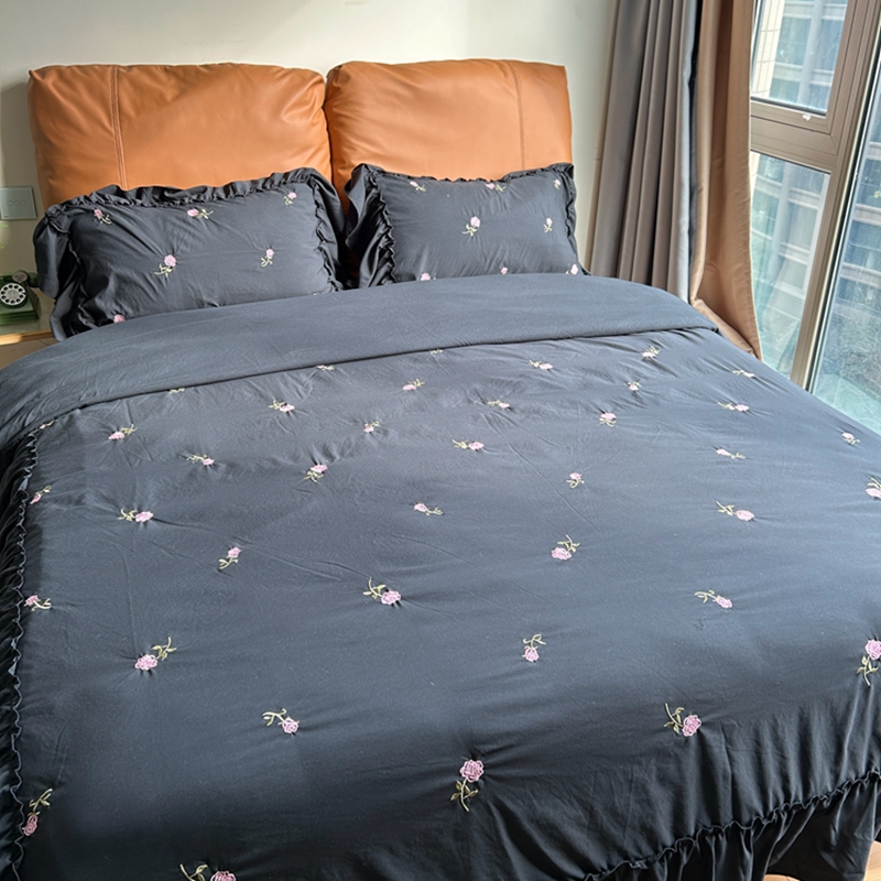 91家纺网 家纺一手货源 找家纺 你好美丽 2025新款水洗棉满版刺绣大宽花边款四件套-花季 花季黑满版