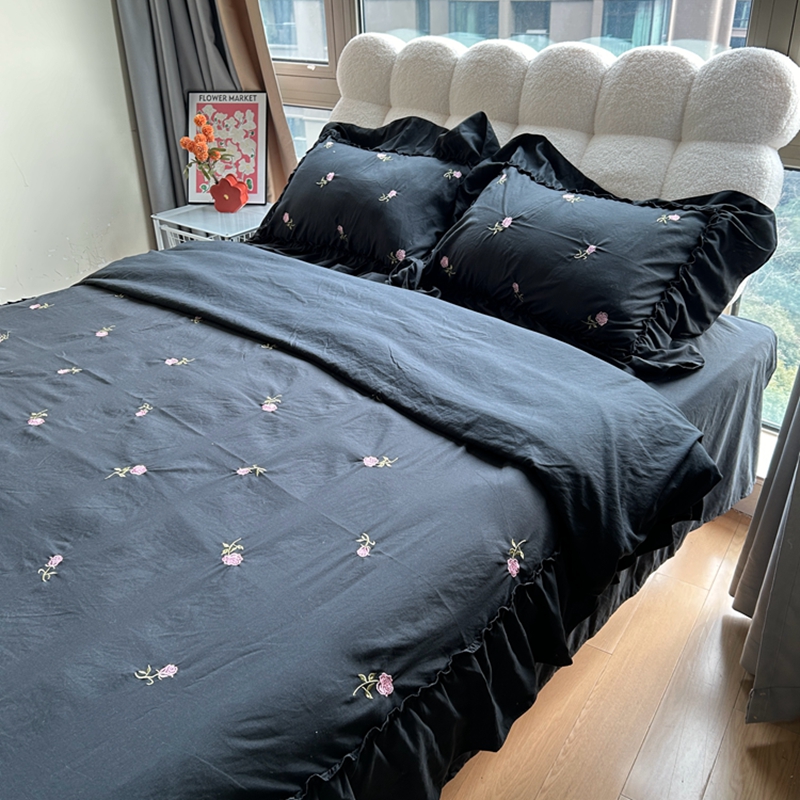 91家纺网 家纺一手货源 找家纺 你好美丽 2025新款水洗棉满版刺绣大宽花边款四件套-花季 花季黑满版