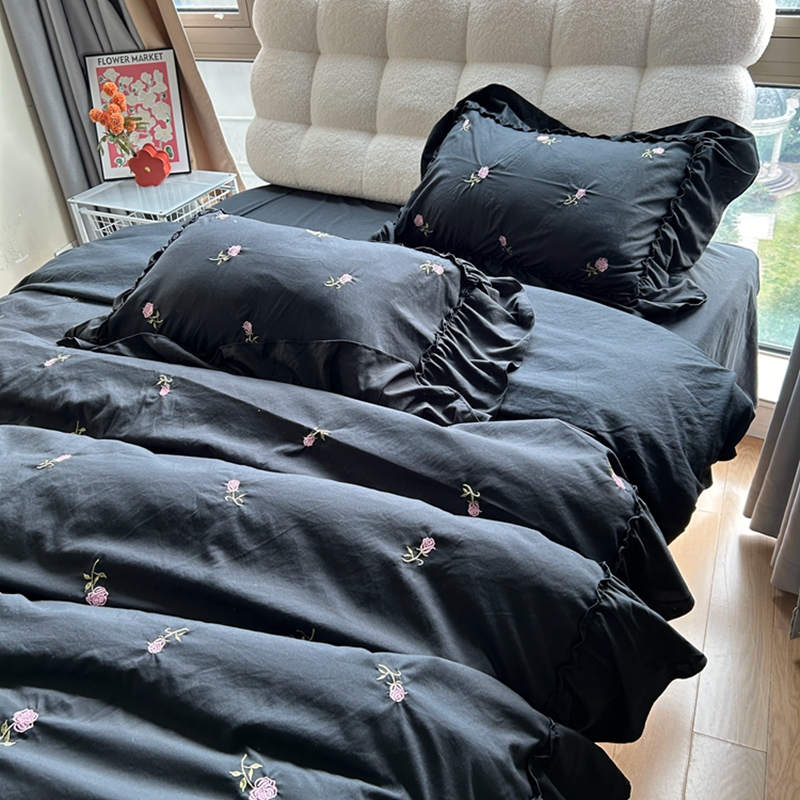 91家纺网 家纺一手货源 找家纺 你好美丽 2025新款水洗棉满版刺绣大宽花边款四件套-花季 花季黑满版