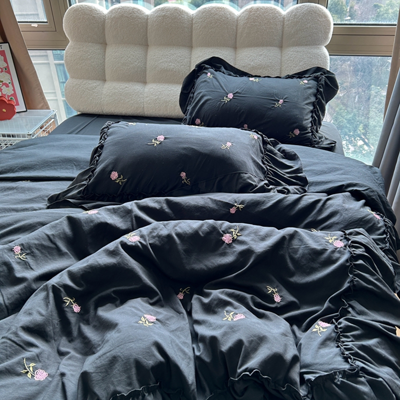 91家纺网 家纺一手货源 找家纺 你好美丽 2025新款水洗棉满版刺绣大宽花边款四件套-花季 花季黑满版