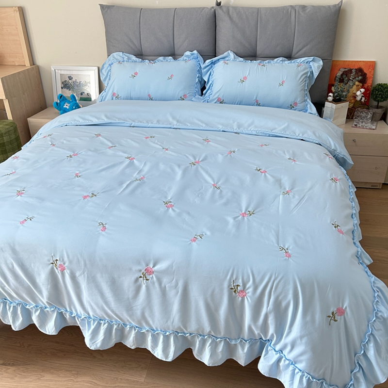 91家纺网 家纺一手货源 找家纺 你好美丽 2025新款水洗棉满版刺绣大宽花边款四件套-花季 花季蓝满版