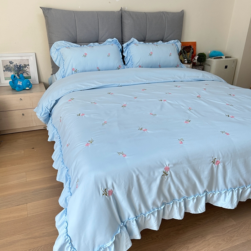 91家纺网 家纺一手货源 找家纺 你好美丽 2025新款水洗棉满版刺绣大宽花边款四件套-花季 花季蓝满版
