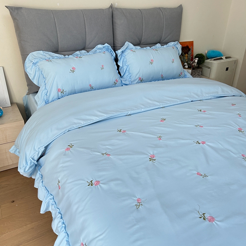 91家纺网 家纺一手货源 找家纺 你好美丽 2025新款水洗棉满版刺绣大宽花边款四件套-花季 花季蓝满版