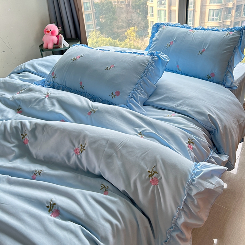 91家纺网 家纺一手货源 找家纺 你好美丽 2025新款水洗棉满版刺绣大宽花边款四件套-花季 花季蓝满版