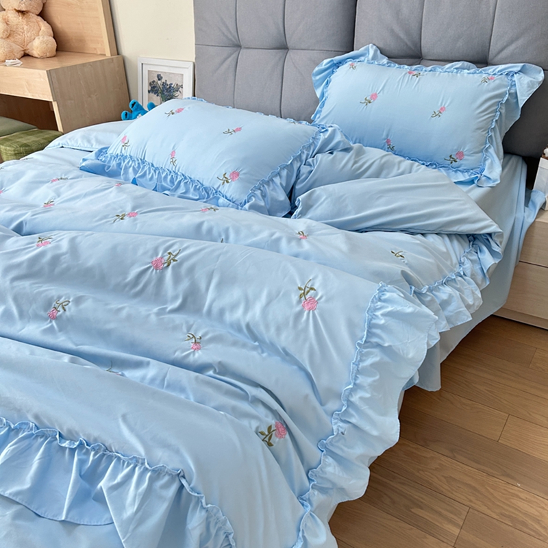 91家纺网 家纺一手货源 找家纺 你好美丽 2025新款水洗棉满版刺绣大宽花边款四件套-花季 花季蓝满版