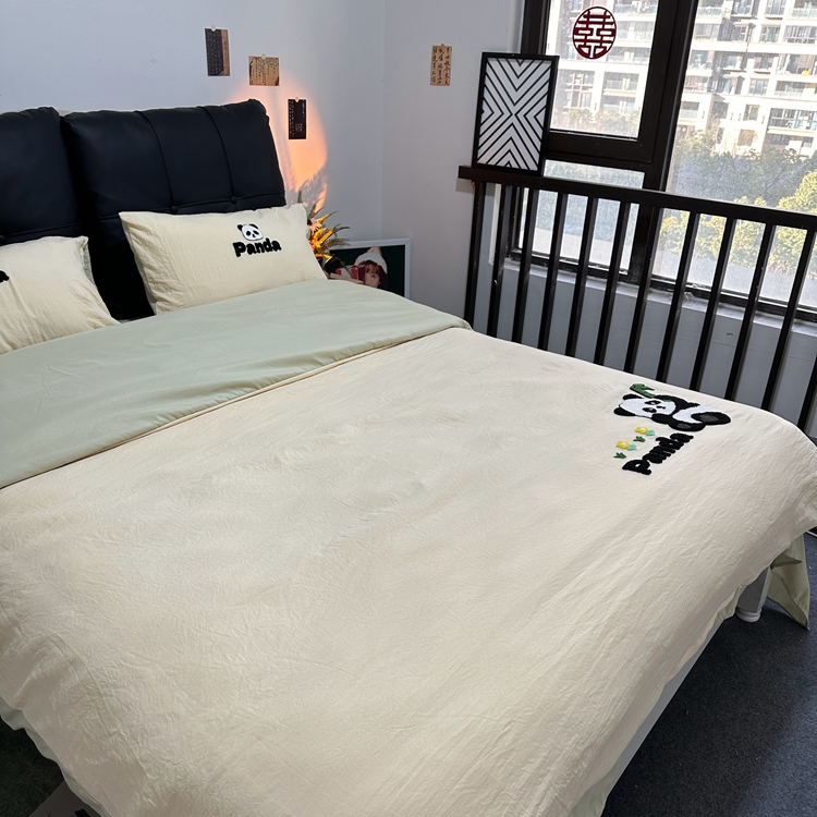 91家纺网 家纺一手货源 找家纺 优迈 2024新款超柔磨毛水洗棉毛巾绣四件套系列（专版） 熊猫