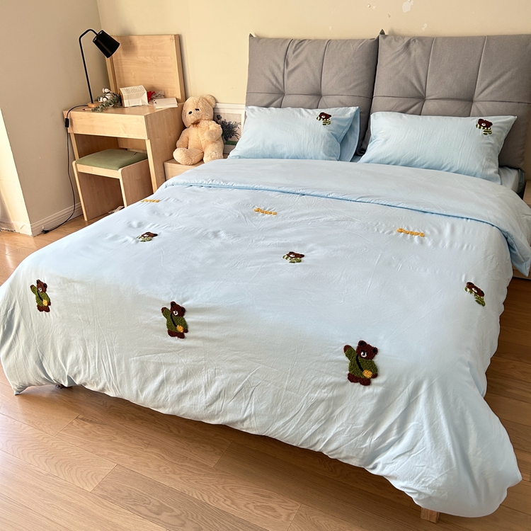 91家纺网 家纺一手货源 找家纺 优迈 2024新款超柔磨毛水洗棉毛巾绣四件套系列-风格二 小熊